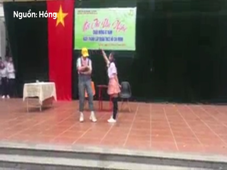 Doi hoc sinh 'tai hien' MV cua Chipu tren san khau tai nang hinh anh