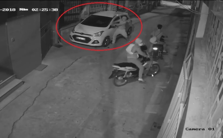Oto do trong ngo bi 4 thanh nien vat trom guong trong 5 giay hinh anh