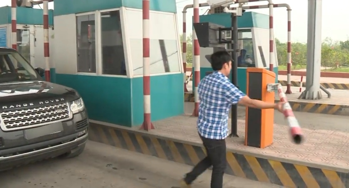 Khong nop tien mua ve, tai xe tu day barie de di qua BOT Thanh Ne hinh anh