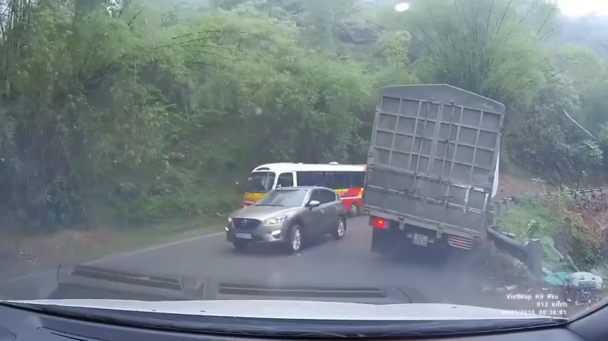 Oto vuot au ep xe tai suyt roi xuong vuc o Lao Cai hinh anh