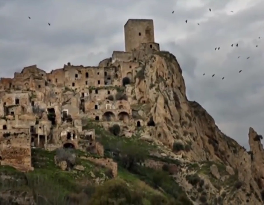 Bi an hang nghin ngoi lang 'chet' o Italy hinh anh