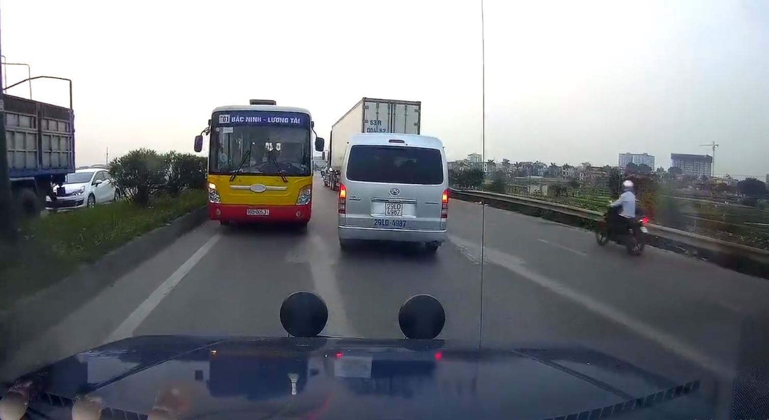 Xe buyt ngang nhien 'doi dau' nhieu phuong tien tren duong cao toc. hinh anh