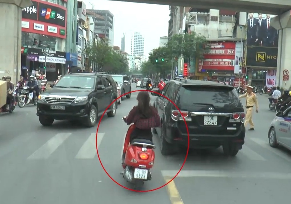 Oto dung dinh, xe may tat dau xe cuu hoa tren duong di chua chay hinh anh