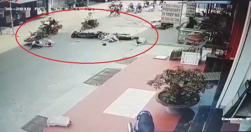 Quai xe phong toc do cao, dam 2 xe may chay nguoc chieu hinh anh