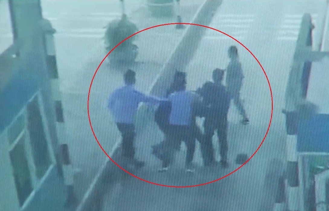 Tai xe xong vao cabin danh nhan vien thu phi BOT o Thai Binh hinh anh