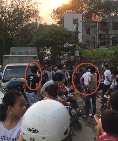 Do oto an mit gay tac duong, nhom con do o Ha Noi con danh nguoi hinh anh