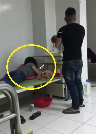 Chong trong con cho vo nam choi dien thoai hinh anh