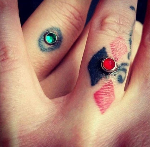 Trao luu xo kim cuong vao ngon tay 'thay the' nhan cuoi hinh anh