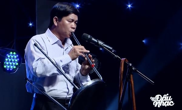 Kieu Van Thanh choi nhac cu sang che bang ghe tai Cao thu dau nhac hinh anh