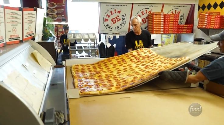 Bi quyet che bien nhung chiec Pizza 'khong lo' danh cho 70 nguoi hinh anh