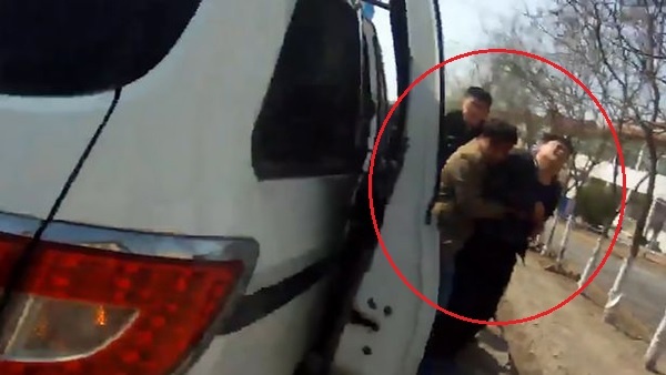 Gay tai nan roi bo chay, tai xe Trung Quoc phat hien dam trung vo con hinh anh