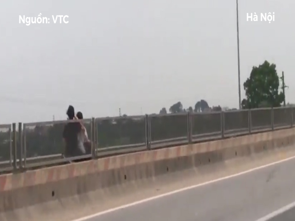 Hai co gai khong doi non bao hiem, chay nguoc chieu tren cao toc hinh anh