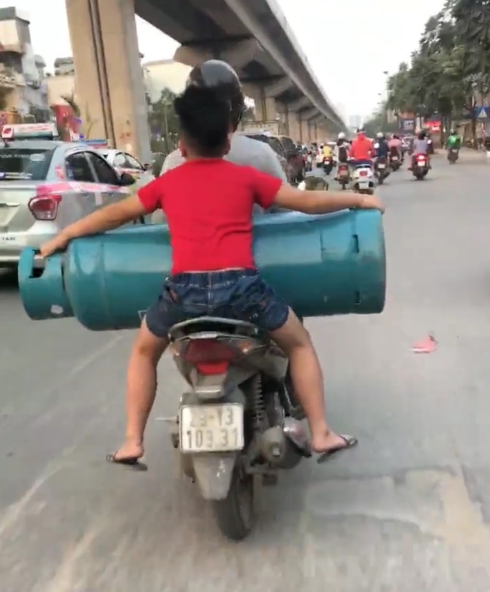 Cau be ngoi chenh venh, giu binh ga bap benh tai Ha Dong hinh anh