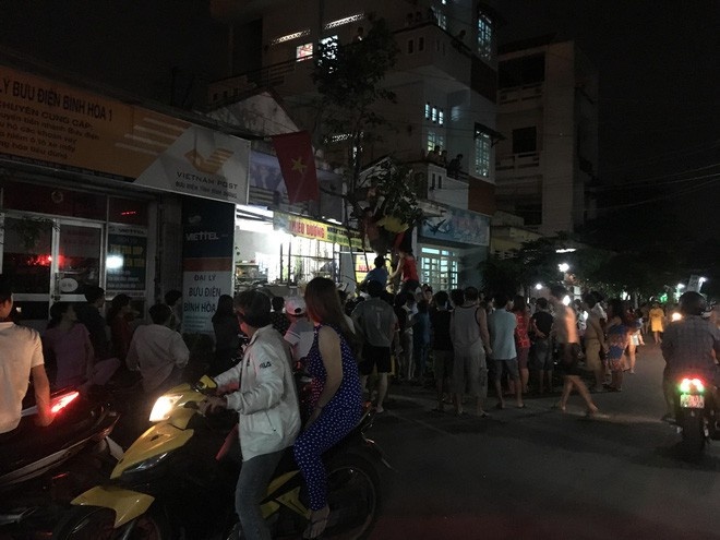 Ca khu pho nao loan vi nguoi dan ong cam dao treo len cay co thu hinh anh