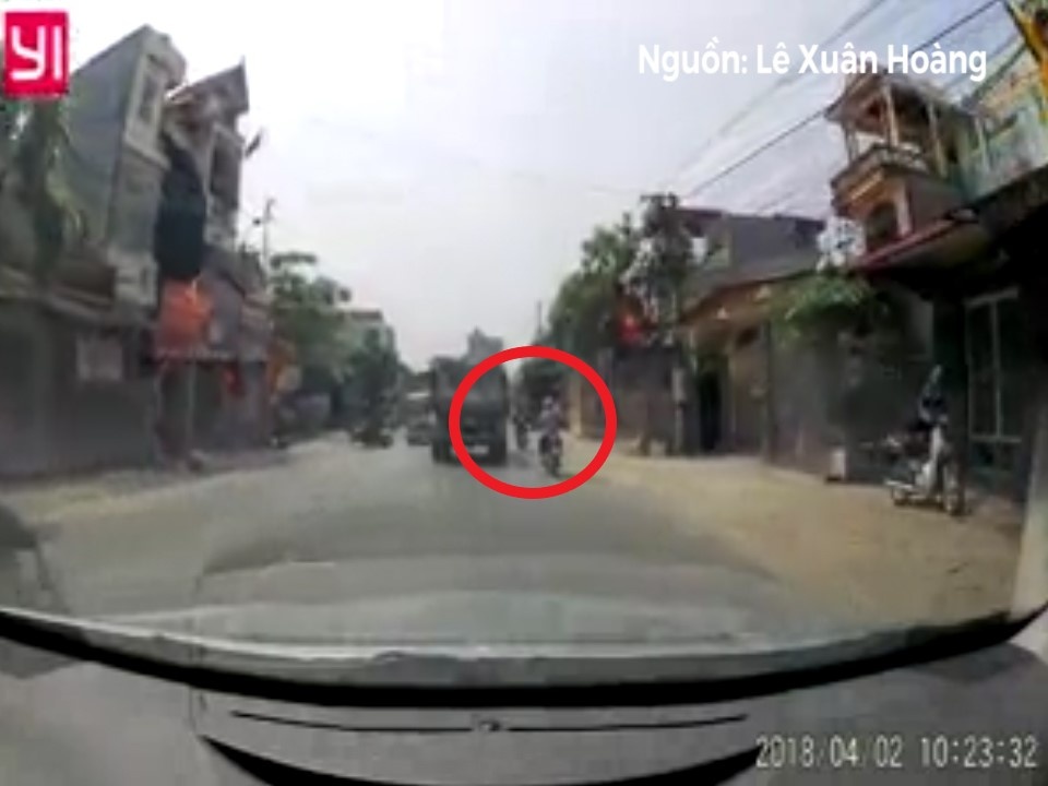 Tranh xe dap nguoc chieu, thanh nien thoat chet ben banh xe tai hinh anh