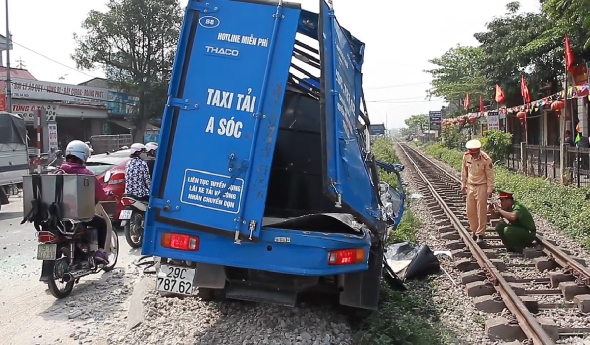 Vuot duong sat khong rao chan, xe tai bi tau hoa dam nat o Ha Noi hinh anh