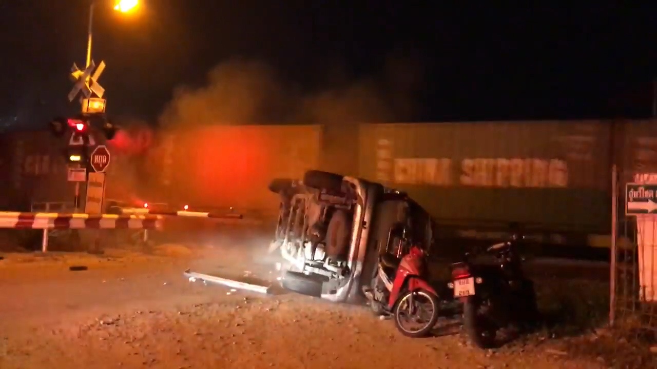 Oto mac ket tren duong ray bi tau hoa dam trung tai Thai Lan hinh anh