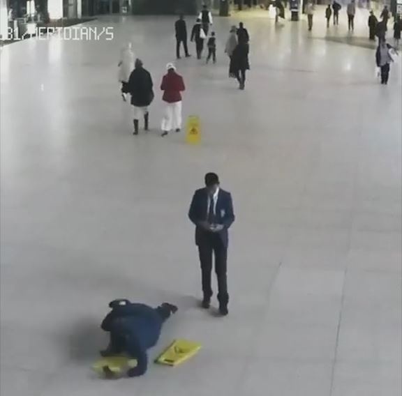 Nhung phut ngu ngoc cua con nguoi vi dien thoai 'qua' thong minh hinh anh