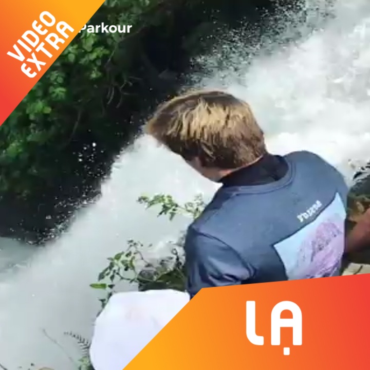 Nguoi dan ong nhay tu do vao dong thac cuon cuon hinh anh