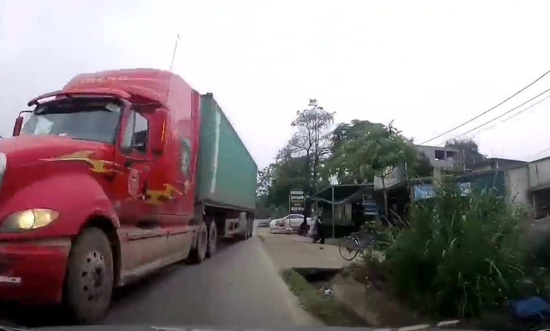 Container phanh 'chay duong' sau cu vuot au suyt doi dau xe con hinh anh