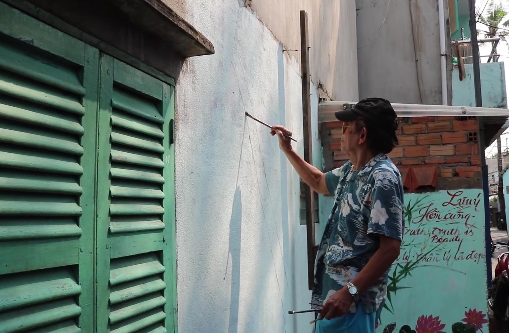 Gap hoa si 'dien', mang co di 'thay ao moi' cho pho phuong Sai Gon hinh anh