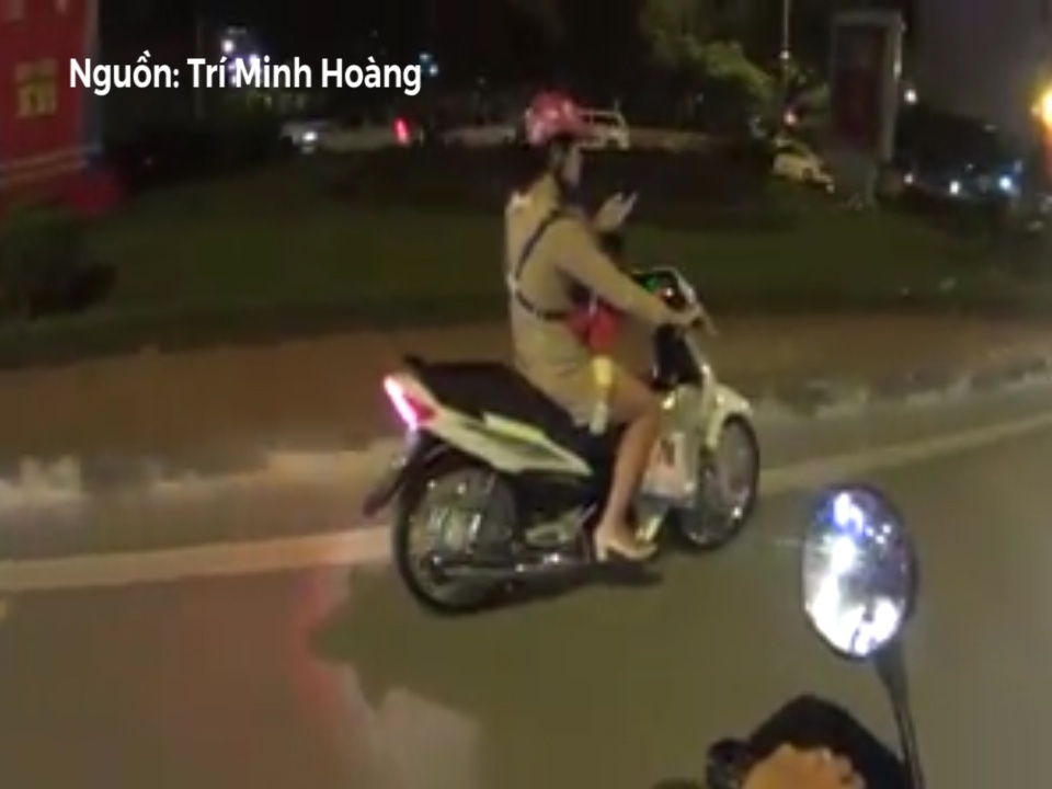 Co gai lieu linh, vua cho con vua bam dien thoai khi di xe may hinh anh