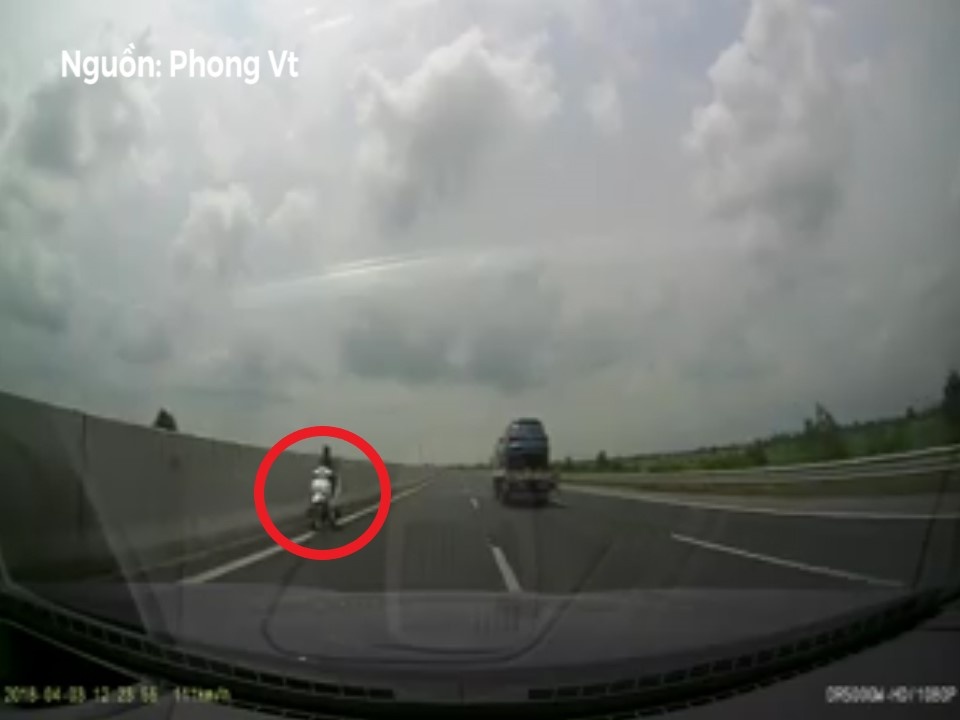 Co gai di xe may phong nguoc chieu tren duong cao toc hinh anh