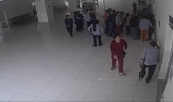 Bac si va dieu duong bi nguoi nha hanh hung tai Bac Kan hinh anh