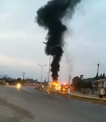 Xe container dam dai phan cach boc chay hinh anh