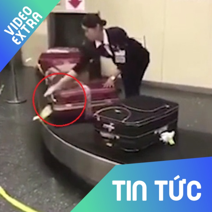 Nhan vien san bay Nhat Ban lau vali cho hanh khach tren bang chuyen hinh anh