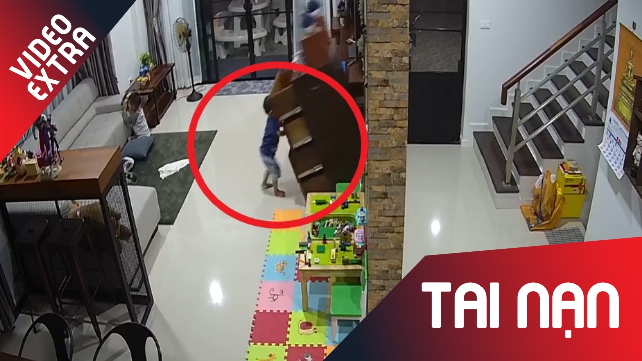 To mo tim kiem do choi, be trai suyt bi chiec tu de trung hinh anh