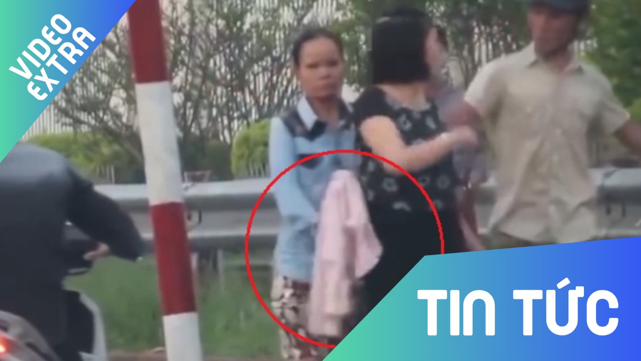 Nu quai chuyen moc tui tai ben xe buyt, cong benh vien tai Ha Noi hinh anh