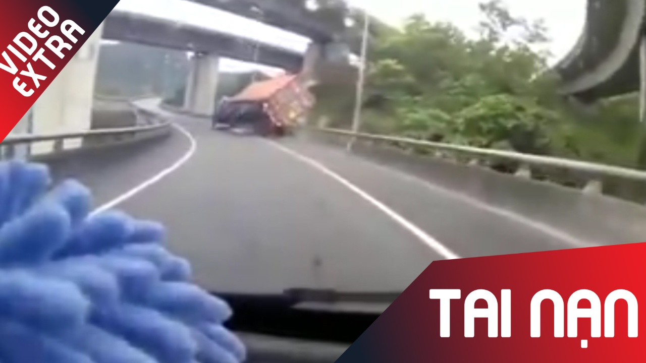 Cho nang, om cua qua nhanh, xe container lao luon xuong vuc hinh anh