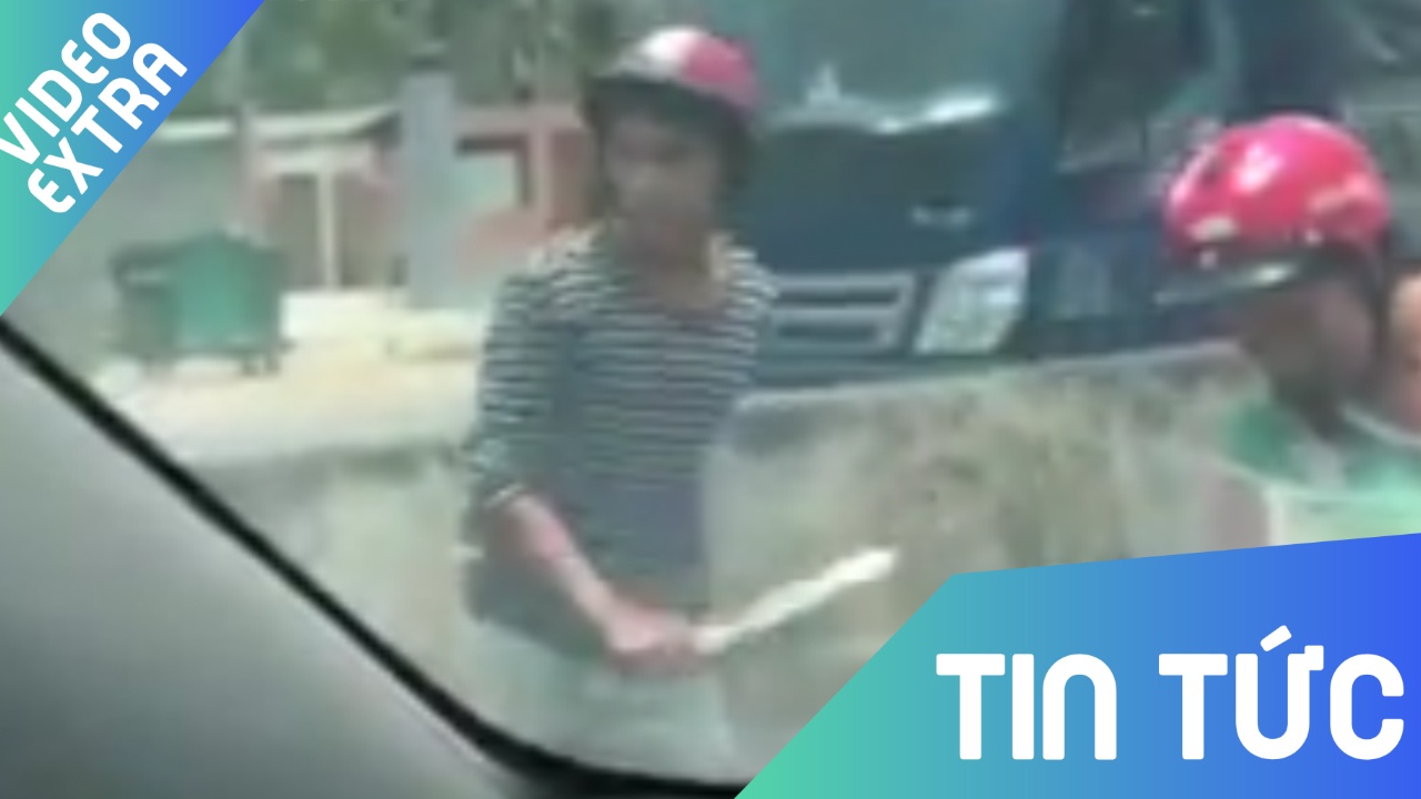 Nguoi phu nu cam dao truy duoi, chem vao xe oto hinh anh