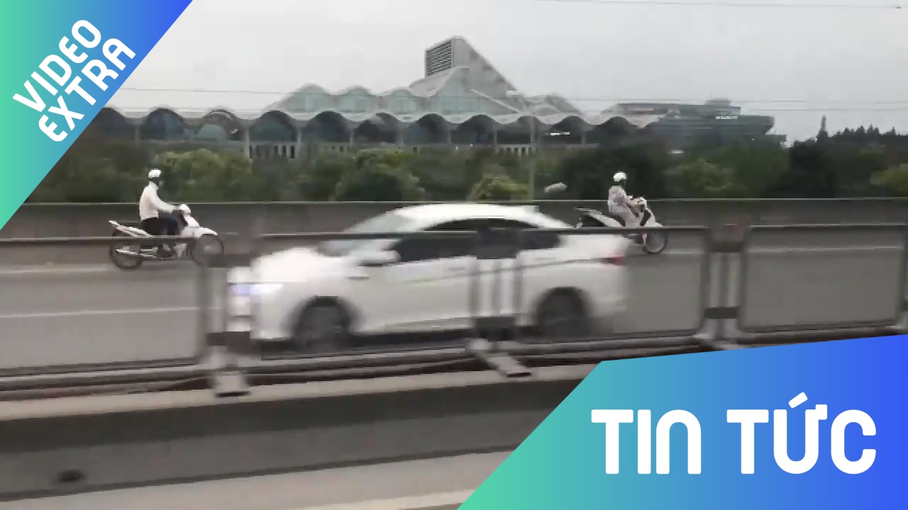 4 xe may noi duoi nhau phong nguoc chieu tren cau can Vanh dai 3 hinh anh