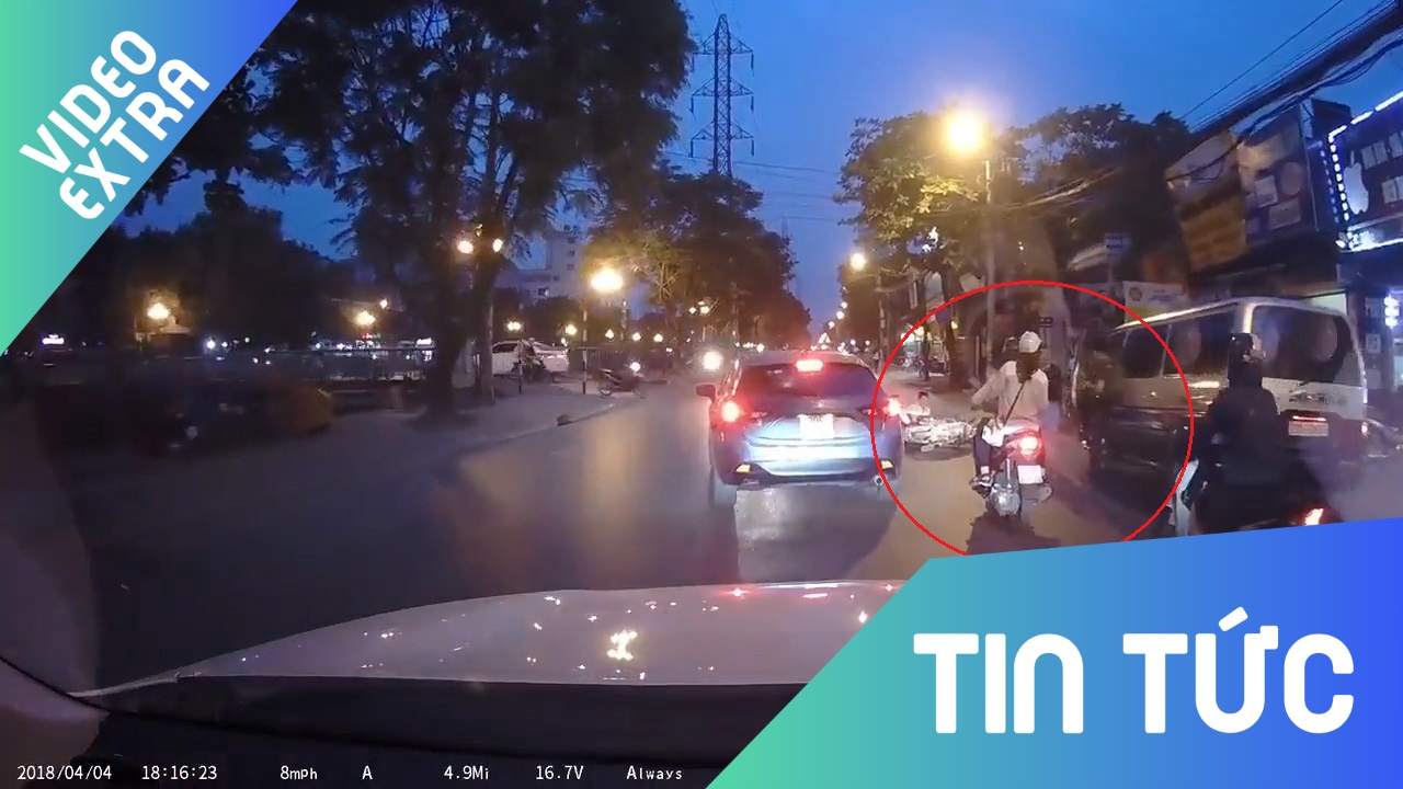 Tai xe oto mo cua bat can khien 2 thanh nien nga vang ra duong hinh anh