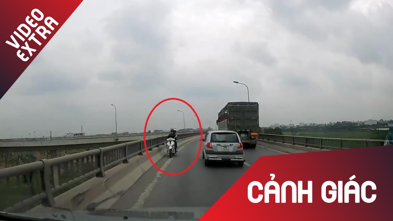 Co gai cho nguoi gia, tre nho di nguoc chieu tren cau ram rap oto hinh anh