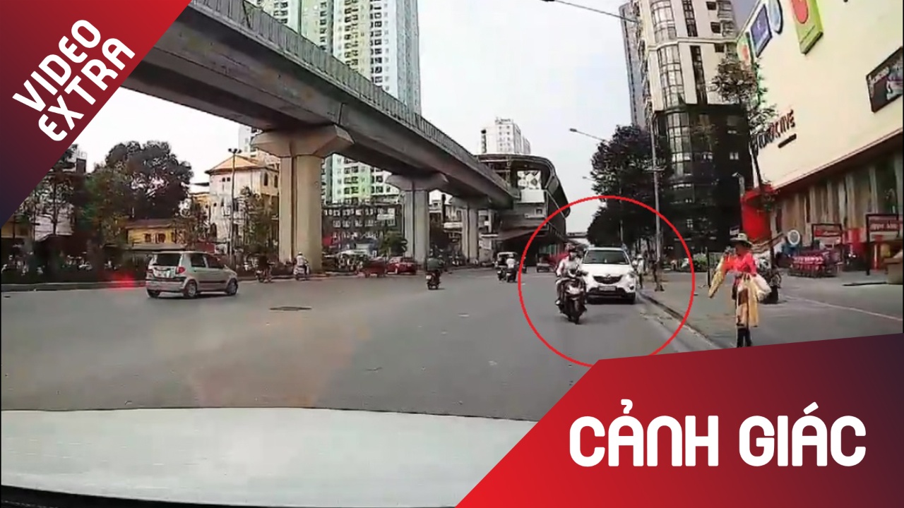 Oto, xe may noi nhau di nguoc chieu tai Ha Noi hinh anh