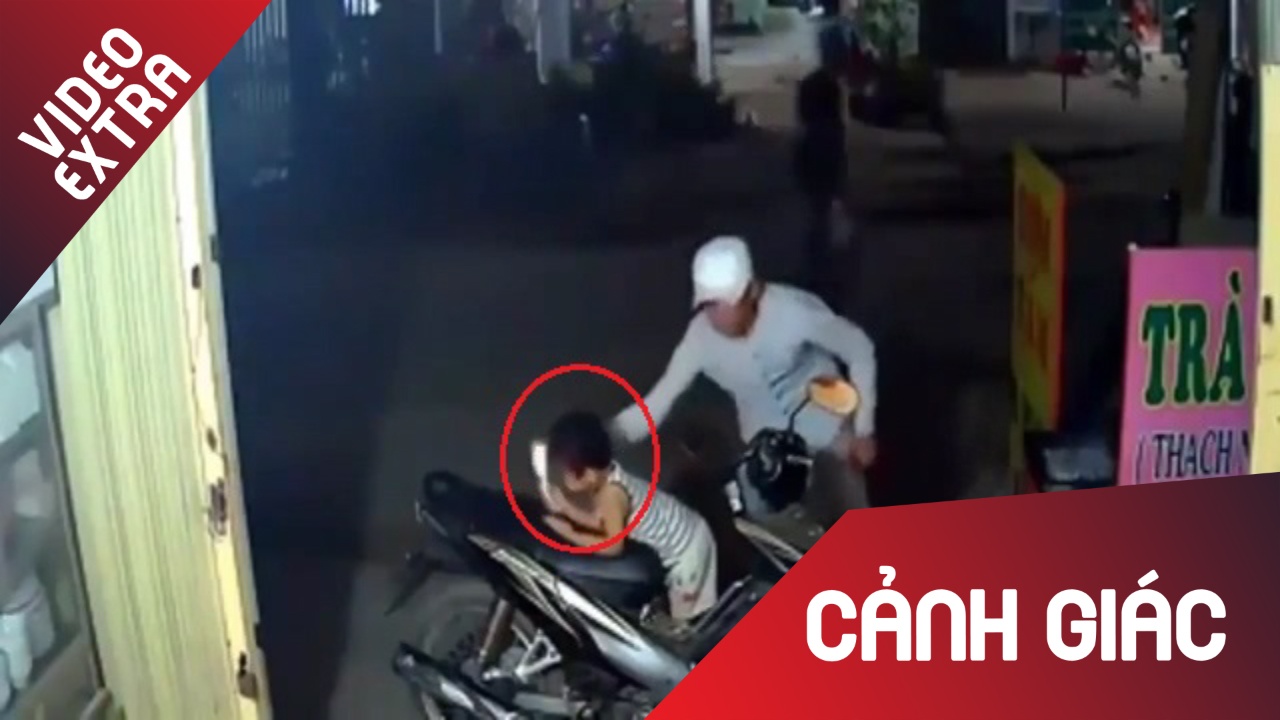 Choi truoc cua nha, be trai bi trom rut dien thoai tren tay hinh anh