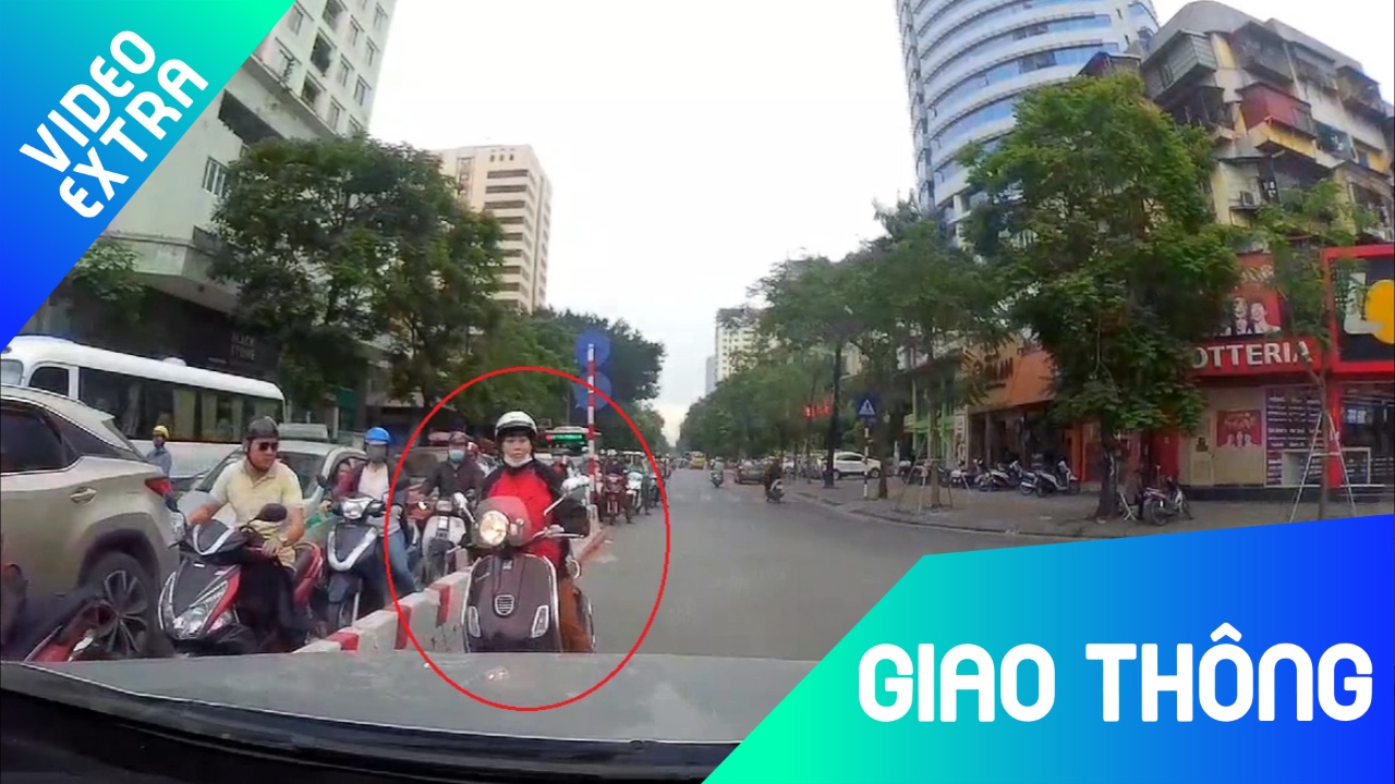 Chay nguoc chieu, nguoi phu nu chay xe may bi oto ep ve dung lan duong hinh anh
