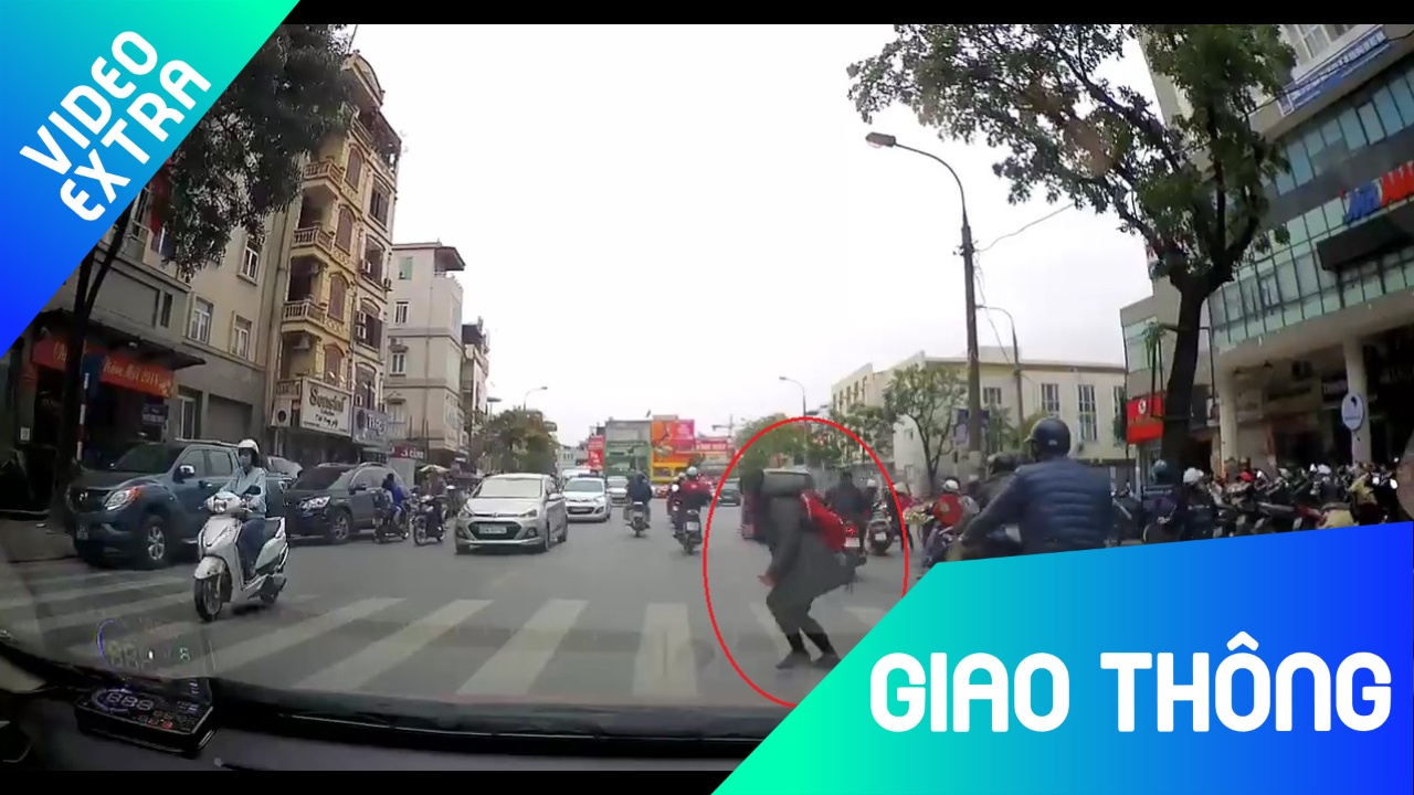 Co gai cui dau cam on tai xe da nhuong duong o Ha Noi hinh anh