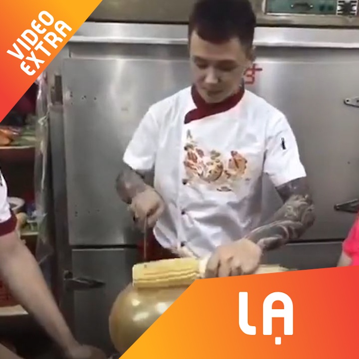 Dau bep Trung Quoc tro tai cat rau cu tren qua bong bay hinh anh