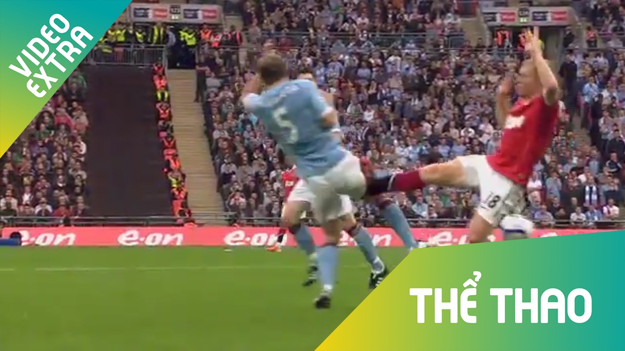 Nhung pha vao bong tho bao chi co tai derby Manchester hinh anh