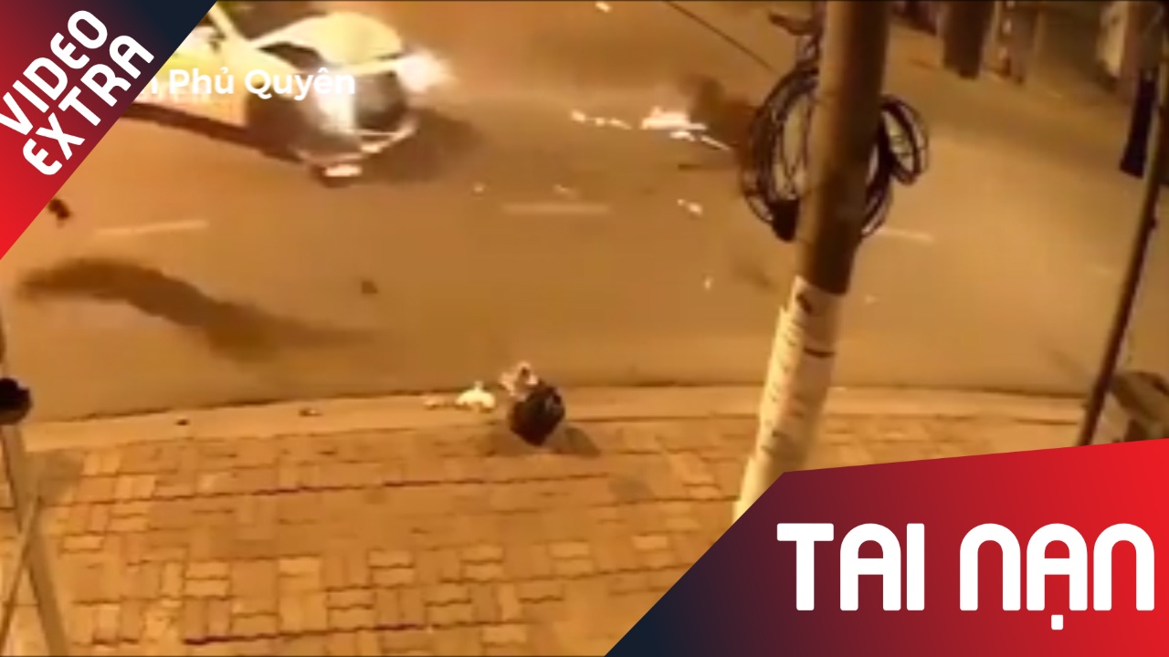 Xe oto vo nat sau cu dam truc dien tu xe may hinh anh