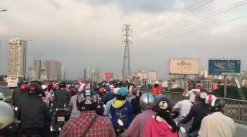 Nguoi dan hieu ky xem vu tu tu tren cau Sai Gon hinh anh