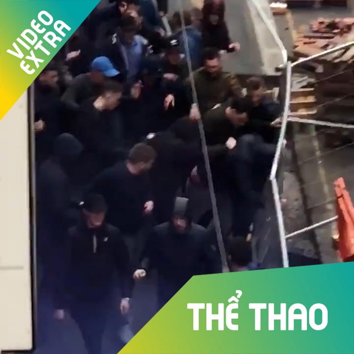 Cameara 50 fan hon chien truoc tran derby giua fan MU va Man City. hinh anh