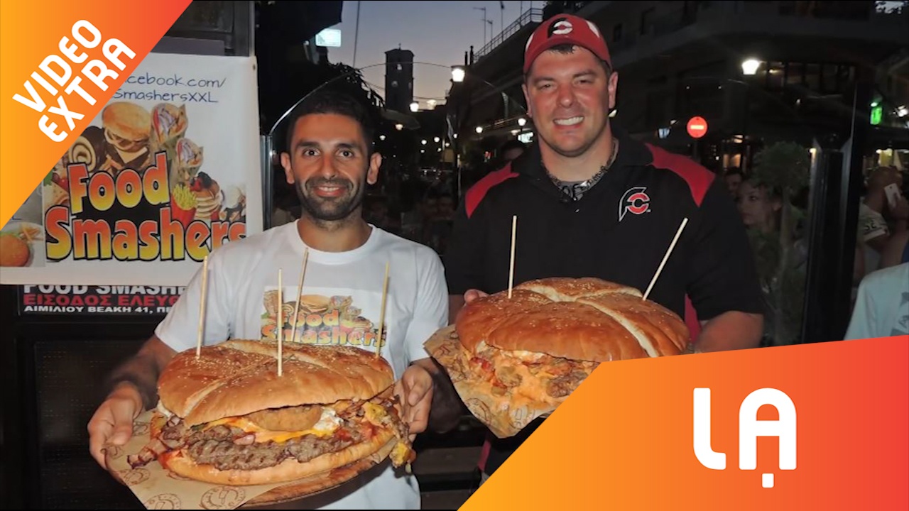 Hai chang trai thi nhau chinh phuc chiec Hamburger to nhat Hy Lap hinh anh