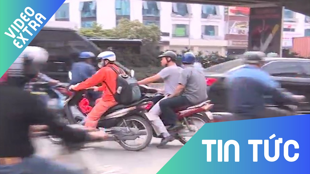 Bat chap nguy hiem, xe may lao vao duong cam vanh dai 3 tren cao hinh anh