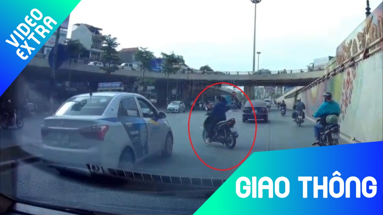 Nguoi phu nu tat dau xe oto, chui boi tai xe khien cong dong buc xuc hinh anh