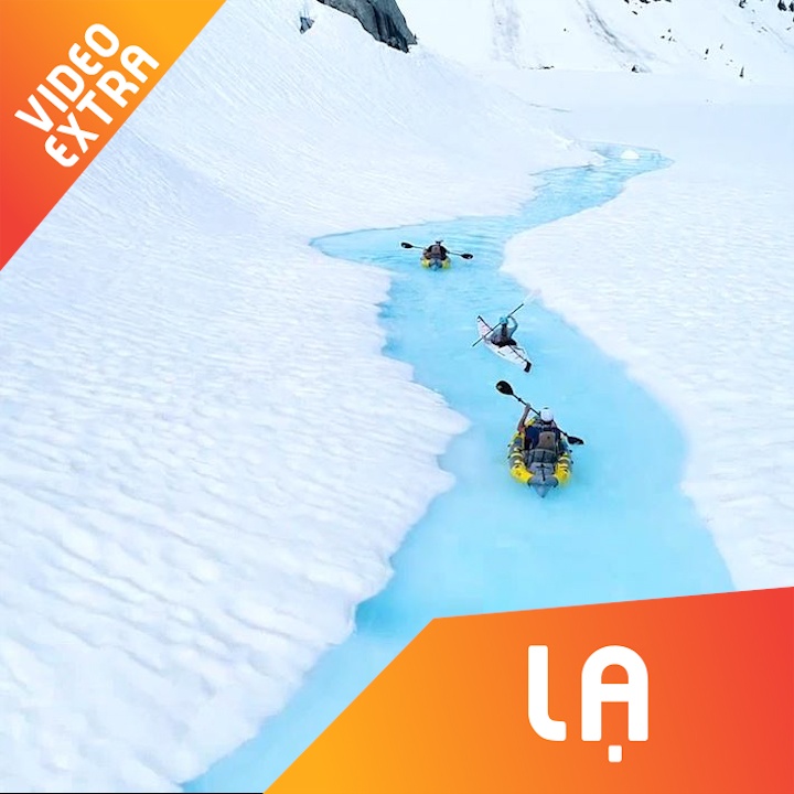 Du ngoan cung thuyen kayak tren song bang trang toat o Canada hinh anh